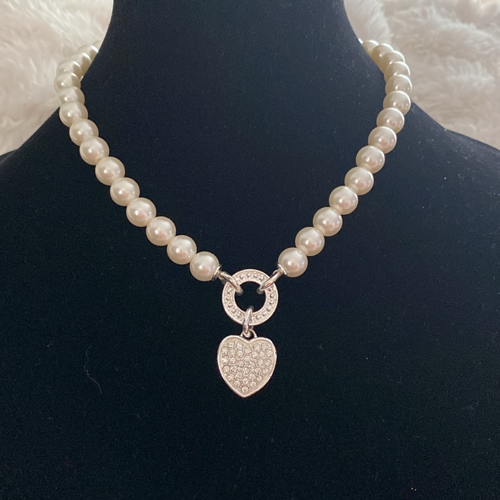 Necklace with a heart, imitation pearls..NYC
